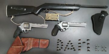 Homem é preso em Coxim por descumprimento de medidas protetivas; arsenal é apreendido