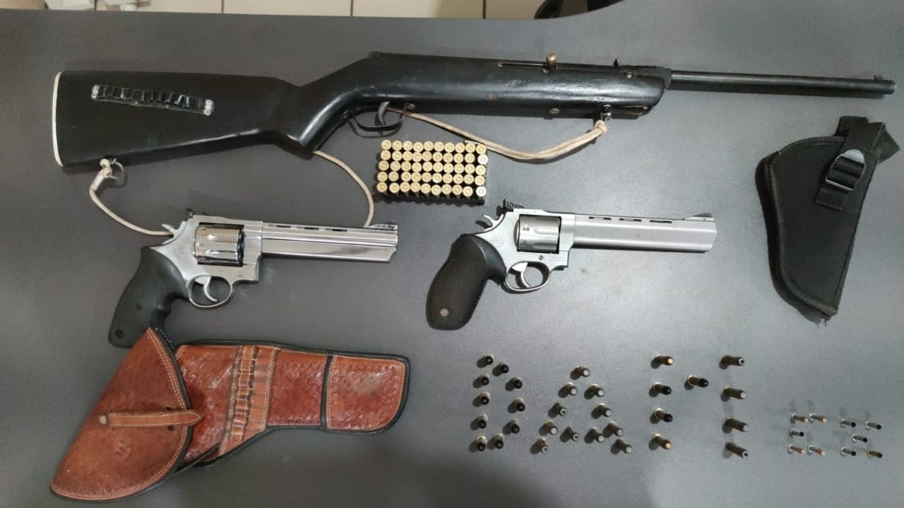 Homem é preso em Coxim por descumprimento de medidas protetivas; arsenal é apreendido
