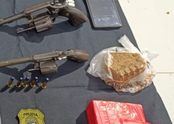 Casal é preso em flagrante com mais de seis quilos de drogas e armas de fogo após tentativa de fuga
