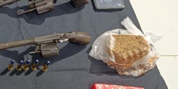 Casal é preso em flagrante com mais de seis quilos de drogas e armas de fogo após tentativa de fuga