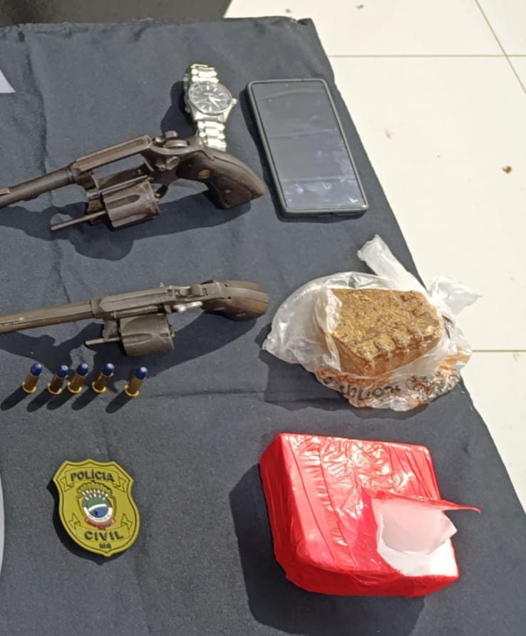 Casal é preso em flagrante com mais de seis quilos de drogas e armas de fogo após tentativa de fuga