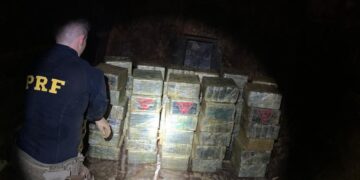 PRF apreende 360 kg de cocaína escondidos em caminhão em Maracaju