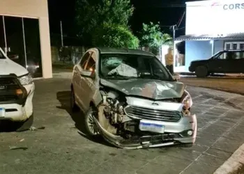 Adolescente pega carro escondido e colide com caminhonete em Camapuã