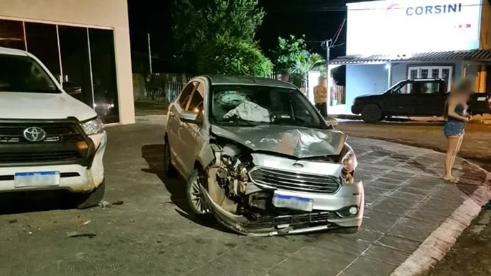 Adolescente pega carro escondido e colide com caminhonete em Camapuã