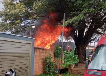 Vídeo: incêndio consome casa no Jardim Imá em Campo Grande 