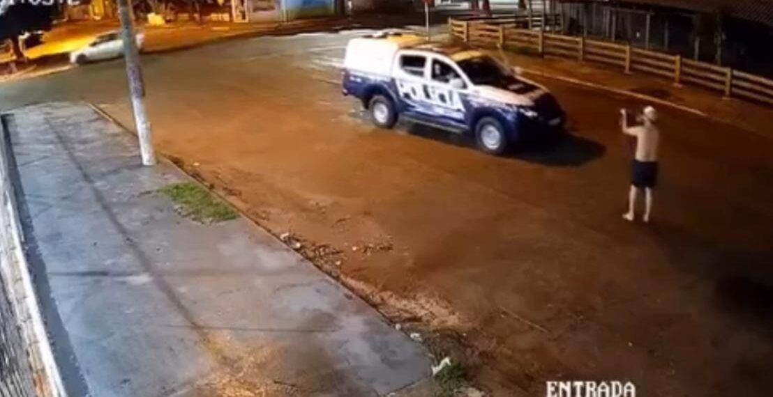 Homem em surto aponta arma para policiais e é baleado pela PM em Sidrolândia 