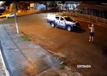 Homem em surto aponta arma para policiais e é baleado pela PM em Sidrolândia 