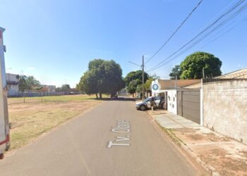 Jovem é agredida por grupo em três veículos