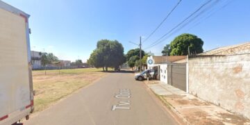 Jovem é agredida por grupo em três veículos