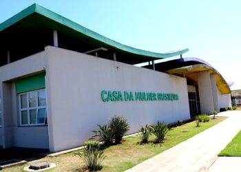 Mulher é resgatada de cárcere privado e homem é preso com arma escondida em isopor