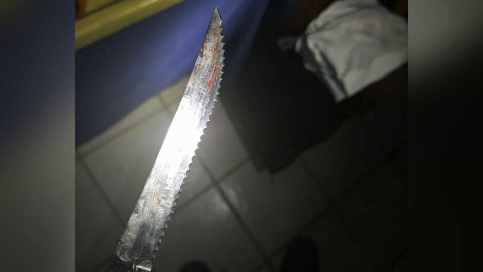 Jovem de 27 anos é esfaqueado no peito em frente de casa em Dourados e está em estado grave