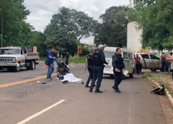 Vídeo: idoso morre após bater moto em Kombi no Estrela do Sul 