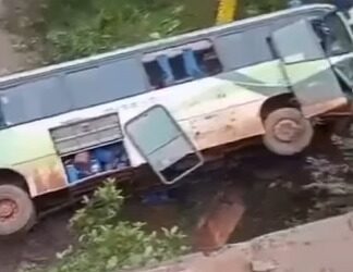 Ônibus cai de ponte e 40 trabalhadores ficam feridos em Camapuã