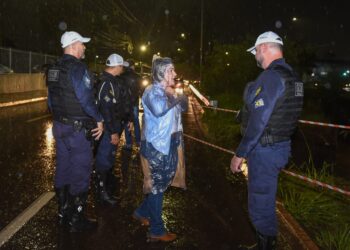 Vídeo: Adriane “encara” chuva, pede  atenção em vias críticas e mobiliza equipe de emergência para recuperar estragos 