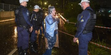 Vídeo: Adriane “encara” chuva, pede  atenção em vias críticas e mobiliza equipe de emergência para recuperar estragos 