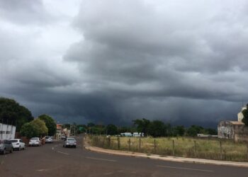 Domingo cinzento: frente fria muda o tempo e traz alerta de temporais em MS Domingo cinzento: frente fria muda o tempo e traz alerta de temporais em MS