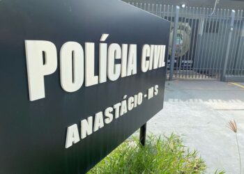 Crianças de 5 e 8 anos são encontradas sozinhas em casa em Anastácio; mãe é levada à delegacia