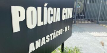 Crianças de 5 e 8 anos são encontradas sozinhas em casa em Anastácio; mãe é levada à delegacia