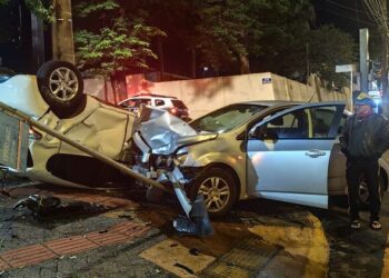 Violenta colisão termina em capotamento no Jardim dos Estados, em Campo Grande