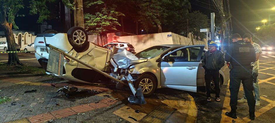 Violenta colisão termina em capotamento no Jardim dos Estados, em Campo Grande