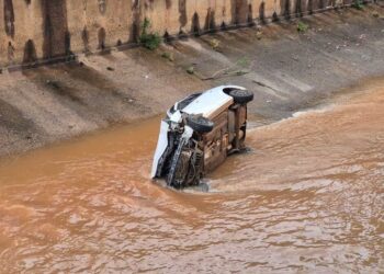 Carro cai em córrego e três pessoas ficam feridas durante a madrugada em Campo Grande