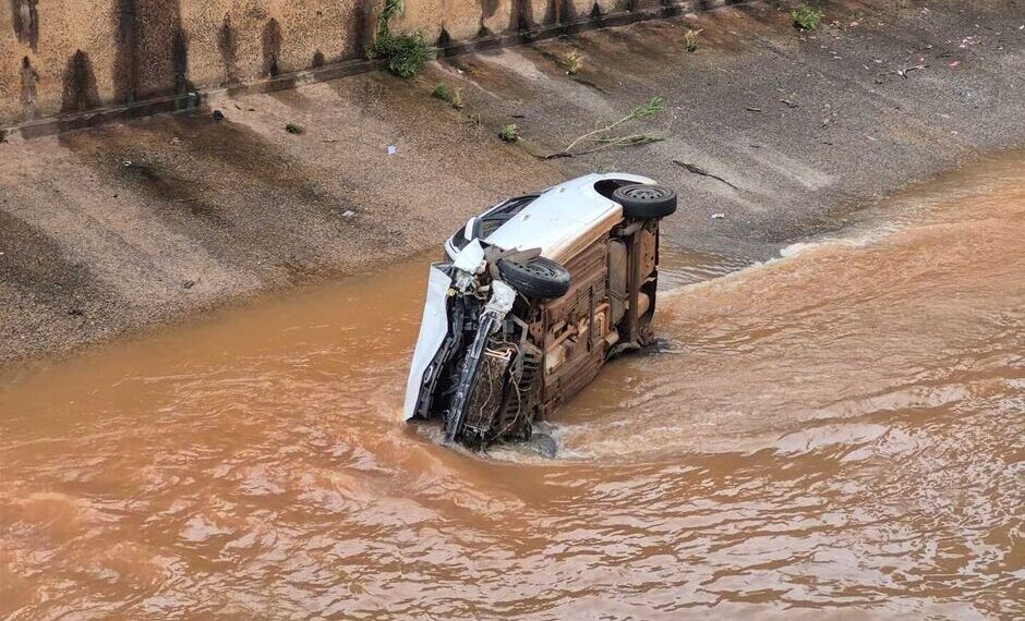 Carro cai em córrego e três pessoas ficam feridas durante a madrugada em Campo Grande