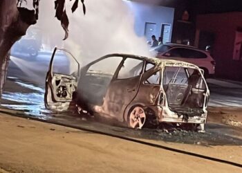 Carro pega fogo e fica totalmente destruído em Dourados