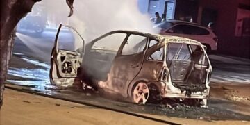 Carro pega fogo e fica totalmente destruído em Dourados