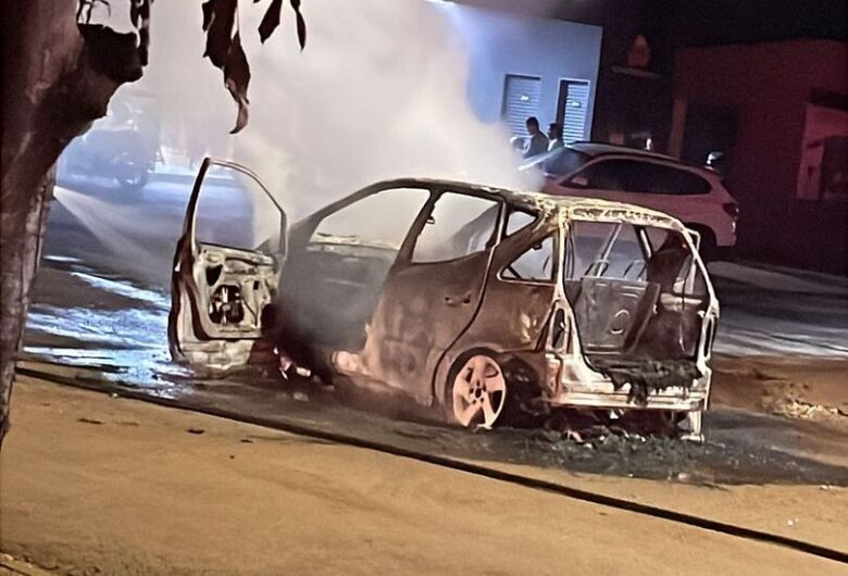 Carro pega fogo e fica totalmente destruído em Dourados