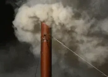 ‘Habemus Papam’: fumaça branca anuncia que novo papa foi escolhido