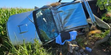 Caminhonete capota, atinge poste e mata homem na MS-295