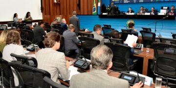 Parlamentares votam quatro propostas nesta quarta-feira