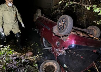 Vídeo: carro cai de ponte e motorista morre em Terenos; mulher e criança ficaram feridas 