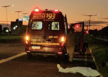 Motociclista morre ao bater em poste na frente da Base Aérea 