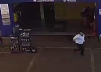 Vídeo: de arma em punho, homem corre atrás de mulher e atira contra ela; vítima foi socorrida em estado grave