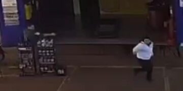 Vídeo: de arma em punho, homem corre atrás de mulher e atira contra ela; vítima foi socorrida em estado grave