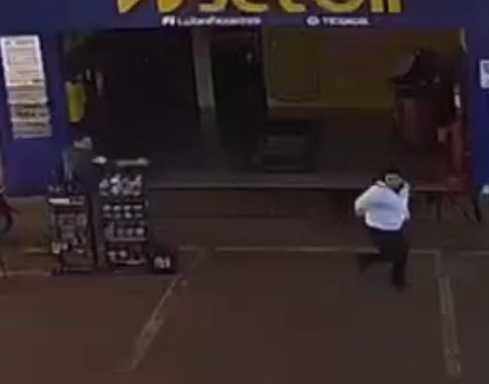 Vídeo: de arma em punho, homem corre atrás de mulher e atira contra ela; vítima foi socorrida em estado grave