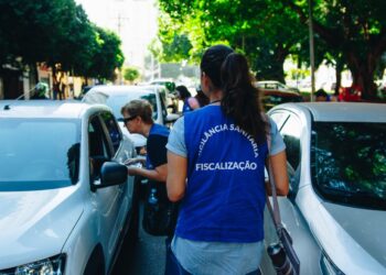 Blitz educativa da Vigilância Sanitária chama atenção para presentear com responsabilidade no Dia das Mães