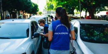 Blitz educativa da Vigilância Sanitária chama atenção para presentear com responsabilidade no Dia das Mães