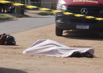 Vídeo: motociclista derrapa ao fazer conversão e morre atropelada por ônibus no Los Angeles 