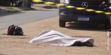 Vídeo: motociclista derrapa ao fazer conversão e morre atropelada por ônibus no Los Angeles 