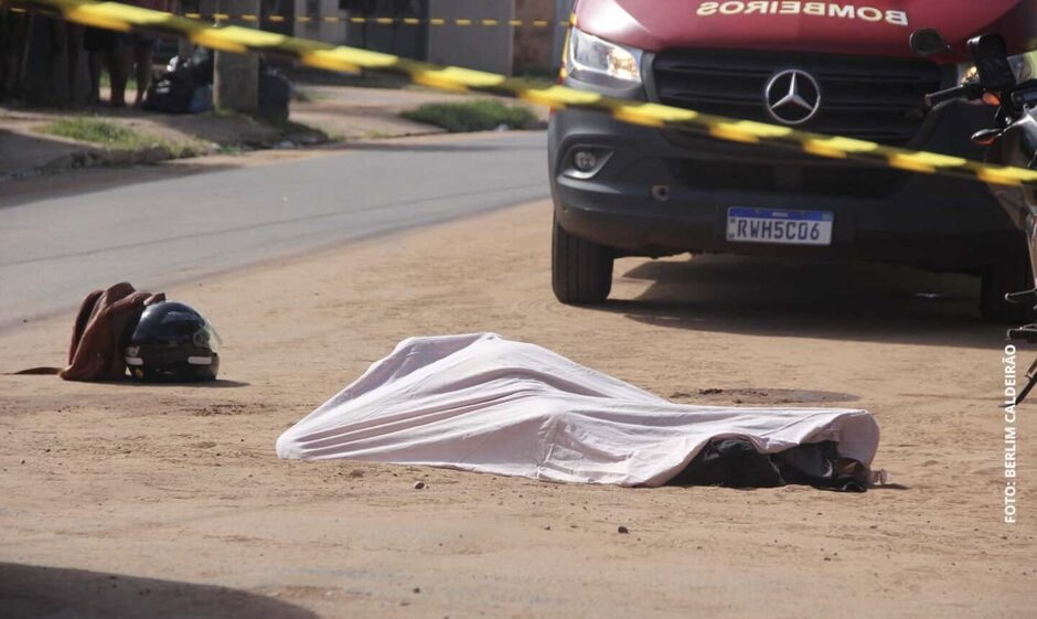 Vídeo: motociclista derrapa ao fazer conversão e morre atropelada por ônibus no Los Angeles 
