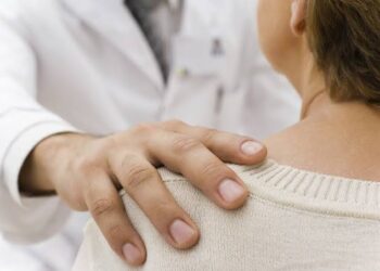 Médico é preso por importunação sexual e juiz solta com obrigação de “acompanhamento psicológico”