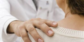 Médico é preso por importunação sexual e juiz solta com obrigação de “acompanhamento psicológico”