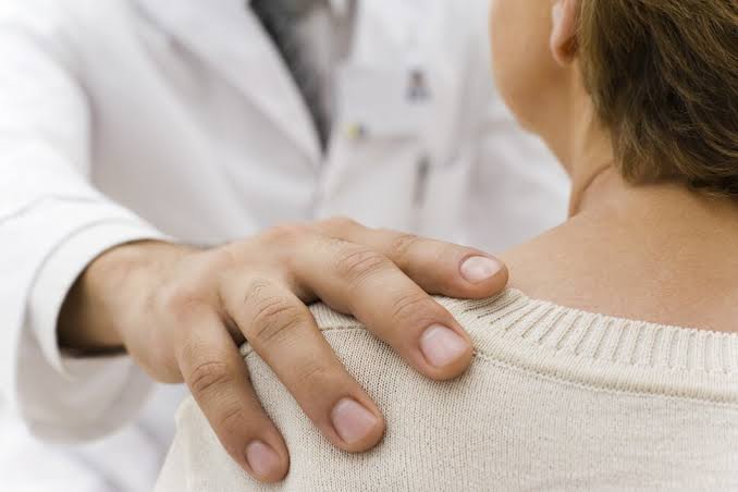 Médico é preso por importunação sexual e juiz solta com obrigação de “acompanhamento psicológico”