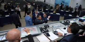 Vereadores votam veto da prefeitura à destinação de R$ 8,7 milhões para entidades