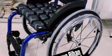 Rhian precisa de um cadeira de rodas e além de Vakinha, mãe busca benfeitores