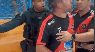 Erro de arbitragem faz jogo de crianças acabar em confusão com polícia e spray de pimenta em MS