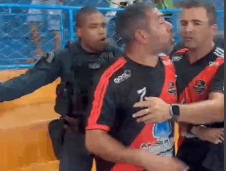 Erro de arbitragem faz jogo de crianças acabar em confusão com polícia e spray de pimenta em MS