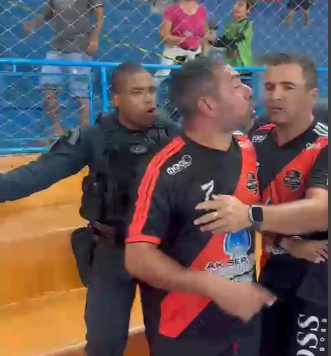 Erro de arbitragem faz jogo de crianças acabar em confusão com polícia e spray de pimenta em MS